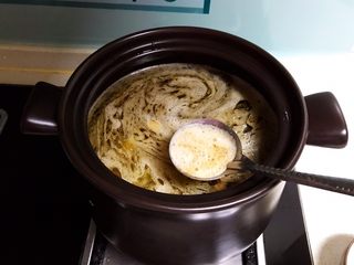 11、红烧鸭肉,大火烧开后撇去浮沫