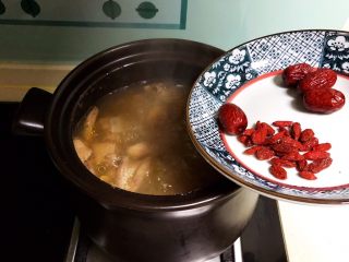 12、红烧鸭肉,加入枸杞红枣和黄芪