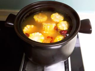 15、红烧鸭肉,加入甜玉米,大火烧开后小火慢煲10分钟