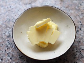 1、花边披萨,1.面粉混合酵母、水。