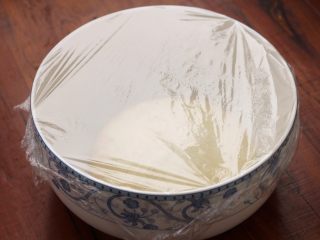 5、花边披萨,5.揉至扩展阶段取出面团放到盆里,盖上保鲜膜放置温暖处发酵两倍大小。