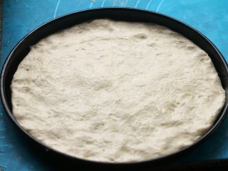 7、花边披萨,7.取出三分之二擀成圆饼状,放到八寸披萨盘里。