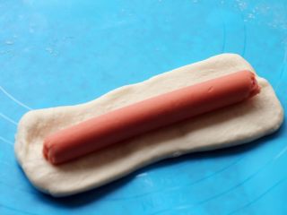 8、花边披萨,8.剩下三分之一包裹火腿肠。