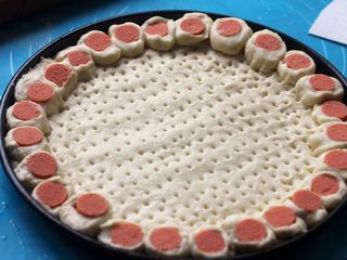 11、花边披萨,10.围着披萨盘摆一圈。