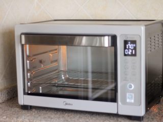 12、花边披萨,12.烤箱170度上下管预热。