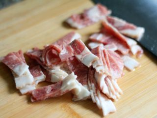 17、花边披萨,17.培根切成2厘米左右宽的条状