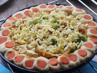 19、花边披萨,20.撒一层马苏里拉奶酪。