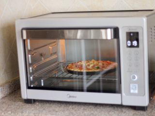 21、花边披萨,22.入烤箱170度烤十分钟。拿出来再撒一层马苏里拉奶酪,继续烤十分钟。