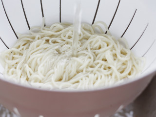 5、ラーメン，日料店必点的地狱拉面,煮好的面捞出，建议过一遍冷水增加面的筋道感。