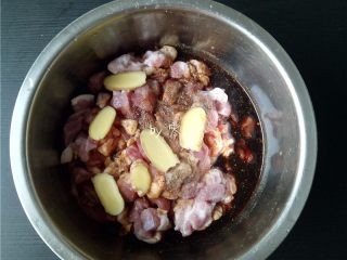 2、口口鲜肉粽,猪肉洗净,去皮后切成小肉块;肉块控干水分,调入适量白糖,白胡椒粉,盐,生抽,老抽,白酒,姜片;