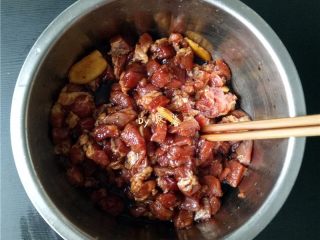 3、口口鲜肉粽,搅拌均匀后,放冰箱冷藏2小时以上;最好能腌制过夜;如果时间来不及,可多放一点生抽,老抽等;
