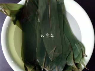 4、口口鲜肉粽,粽叶两面刷洗干净,用清水浸泡;建议购买真空包装的粽叶;
