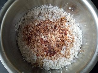 5、口口鲜肉粽,糯米控干水分;调入适量盐,生抽,老抽,白胡椒粉,白酒;