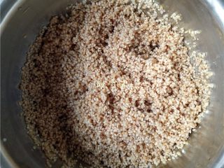 6、口口鲜肉粽,搅拌均匀,腌制1个小时以上;