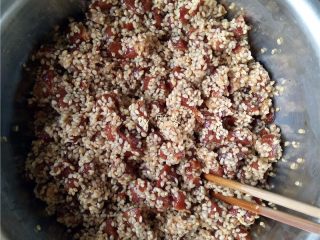 7、口口鲜肉粽,将糯米同肉块混合,搅拌均匀;