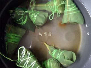 12、口口鲜肉粽,用绳子扎紧,然后把粽子浸泡在清水里;把所有粽子都包好;