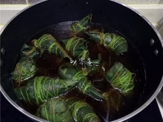 13、口口鲜肉粽,粽子放进煮锅,大火烧开,转中小火;煮1个小时;