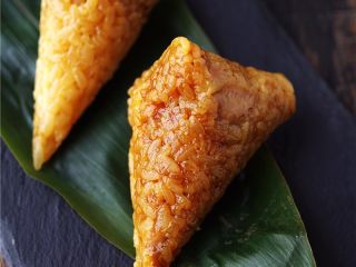 14、口口鲜肉粽,将煮好的粽子捞出来;【口口鲜肉粽】做好啦。