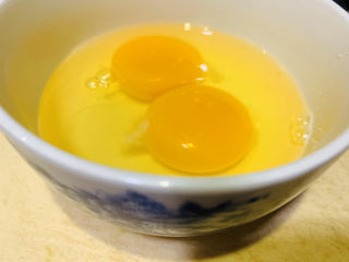 4、牡蛎炒蛋,打入碗里；
