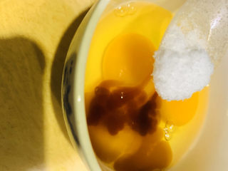 6、牡蛎炒蛋,加少许盐；