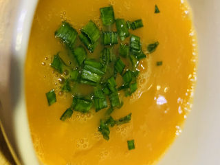 7、牡蛎炒蛋,加洗净的葱粒；