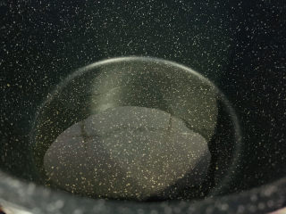 8、牡蛎炒蛋,锅里加1勺食用油；