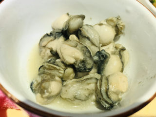 11、牡蛎炒蛋,稍微炒香，起锅装碗里；