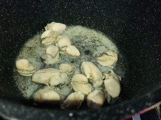 9、牡蛎炒蛋,先把牡蛎放锅里炒；