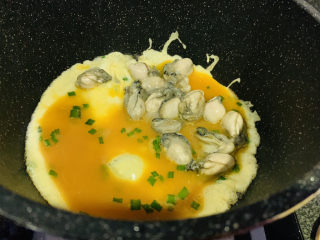 13、牡蛎炒蛋,加牡蛎；