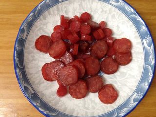 3、腊肠肉松披萨,发酵期间咱来制作内陷：腊肠切片（我用的粗和细的各一根）