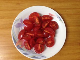 5、腊肠肉松披萨,小番茄切成四瓣备用