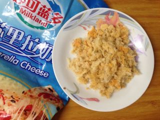 6、腊肠肉松披萨,准备肉松和马苏里拉奶酪