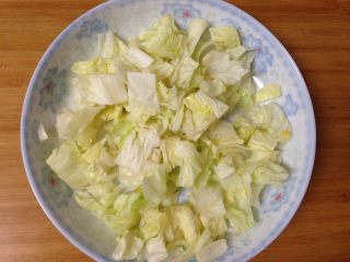 7、腊肠肉松披萨,园生菜切小块