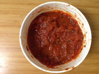 8、腊肠肉松披萨,自制的披萨酱（我的空间有制作方法，感兴趣的亲可以去看一下）