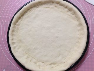 11、腊肠肉松披萨,放入披萨盘用手整形成周边厚、中间薄，二次发酵至1.5倍大