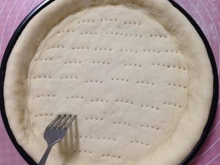 12、腊肠肉松披萨,用叉子在底部插些小孔以免烤的时候鼓底