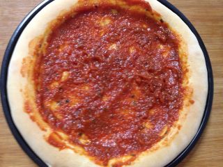 15、腊肠肉松披萨,底部涂上披萨酱