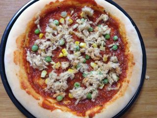 17、腊肠肉松披萨,上面撒上一半的肉松