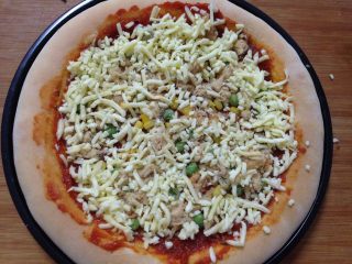 18、腊肠肉松披萨,撒上马苏里拉奶酪碎