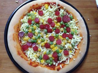 19、腊肠肉松披萨,撒入腊肠粒、玉米粒、豌豆粒