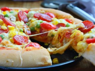 25、腊肠肉松披萨,出炉