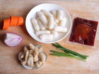 1、【韩剧美食做起来】の辣炒年糕,所有材料准备好如图
