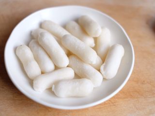 2、【韩剧美食做起来】の辣炒年糕,年糕需提前两小时解冻