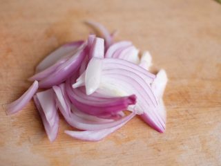 3、【韩剧美食做起来】の辣炒年糕,洋葱切成细条状备用