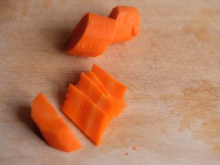 4、【韩剧美食做起来】の辣炒年糕,胡萝卜去皮,斜切成段,再切成菱形如图
