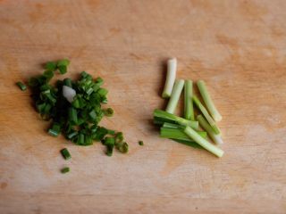 5、【韩剧美食做起来】の辣炒年糕,小葱根部切段(炒的时候提香,)其他切末(最后撒在顶部装饰)