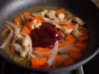 9、【韩剧美食做起来】の辣炒年糕,加入韩式辣椒酱,快速搅拌均匀