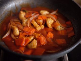 10、【韩剧美食做起来】の辣炒年糕,这是辣酱全部拌匀的状态,已经非常有食欲了