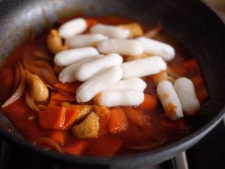 11、【韩剧美食做起来】の辣炒年糕,加入解冻好的芝士年糕