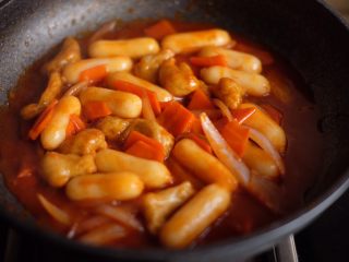 12、【韩剧美食做起来】の辣炒年糕,解冻好的年糕拌匀后只要煮3分钟左右,煮太久影响口感,开大火,根据自己喜好收干汤汁